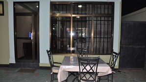 Outdoor dining - Six Eight Motel (Arusha)