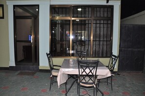 Frühstück, Mittagessen, Abendessen, lokale und internationale Küche 