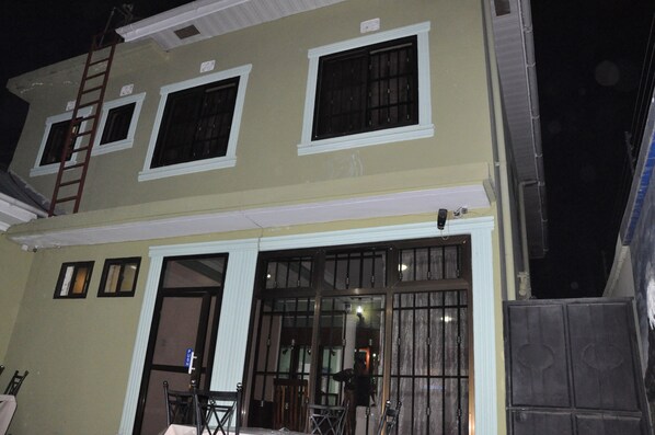 Unclassified image, 1 of 20, button - Six Eight Motel (Arusha)