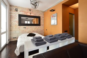 Estudio de diseño, 1 cama doble con sofá cama | Ropa de cama de alta calidad, escritorio, tabla de planchar con plancha