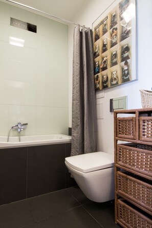 Design Studio, 1 Double Bed with Sofa bed | Bathroom | Combined shower/tub, towels