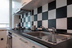 Design studio, 1 tweepersoonsbed met slaapbank | Privékitchenette | Een koelkast, een oven, een kookplaat, een waterkoker