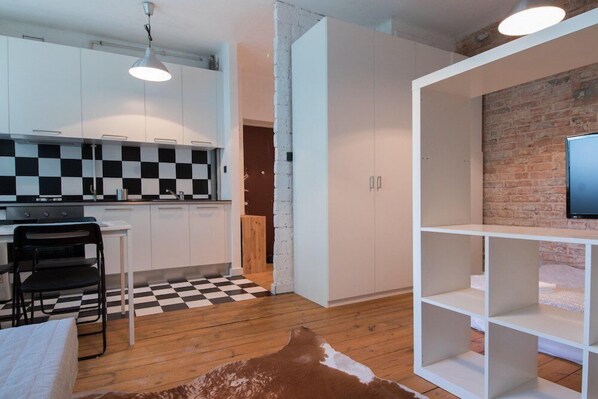 時尚開放式客房, 1 張標準雙人床及 1 張梳化床 | 高級寢具、書桌、熨斗/熨衫板、免費 Wi-Fi