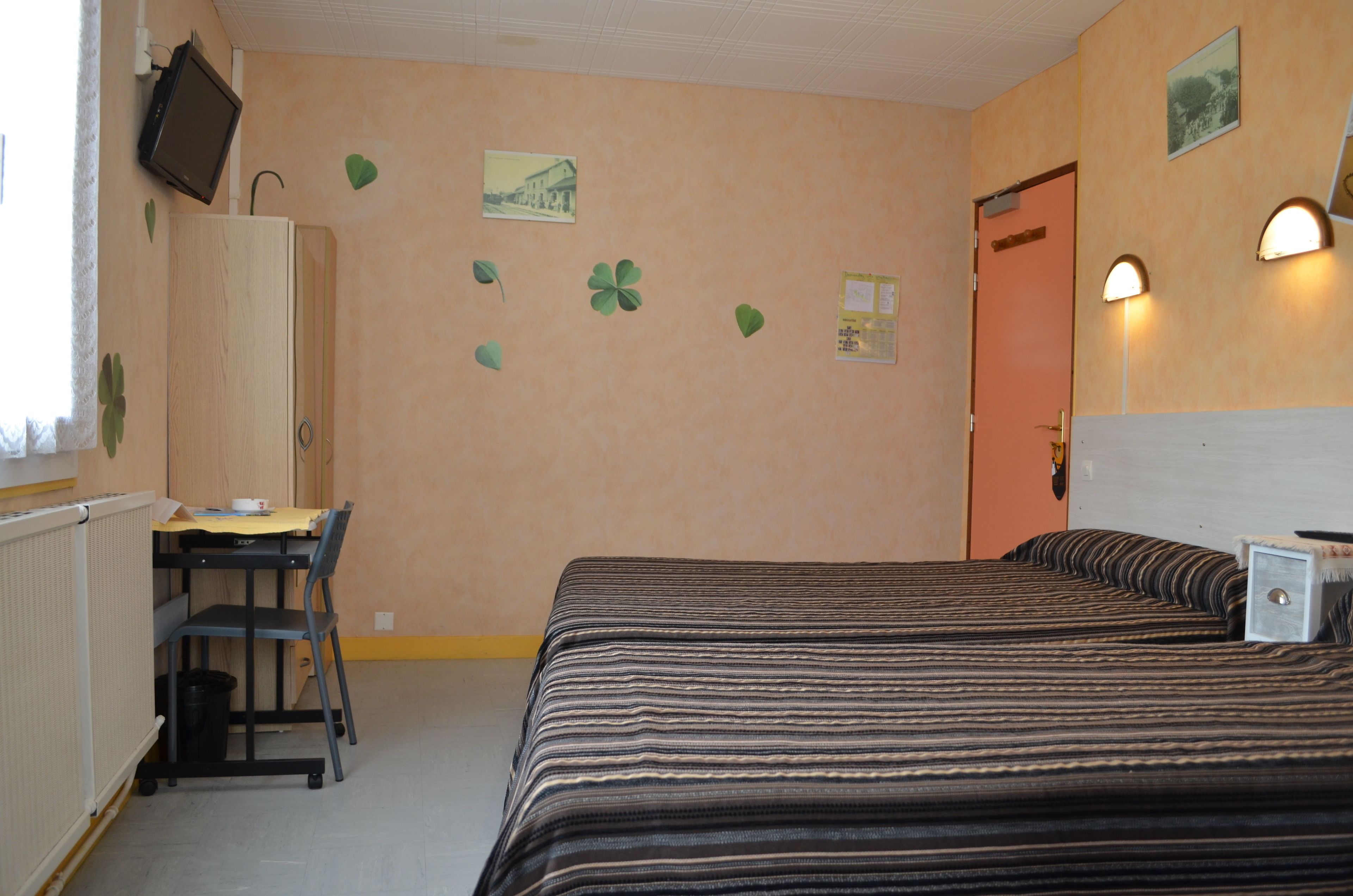 triple room | desk, iron/ironing board, free wifi, bed sheets