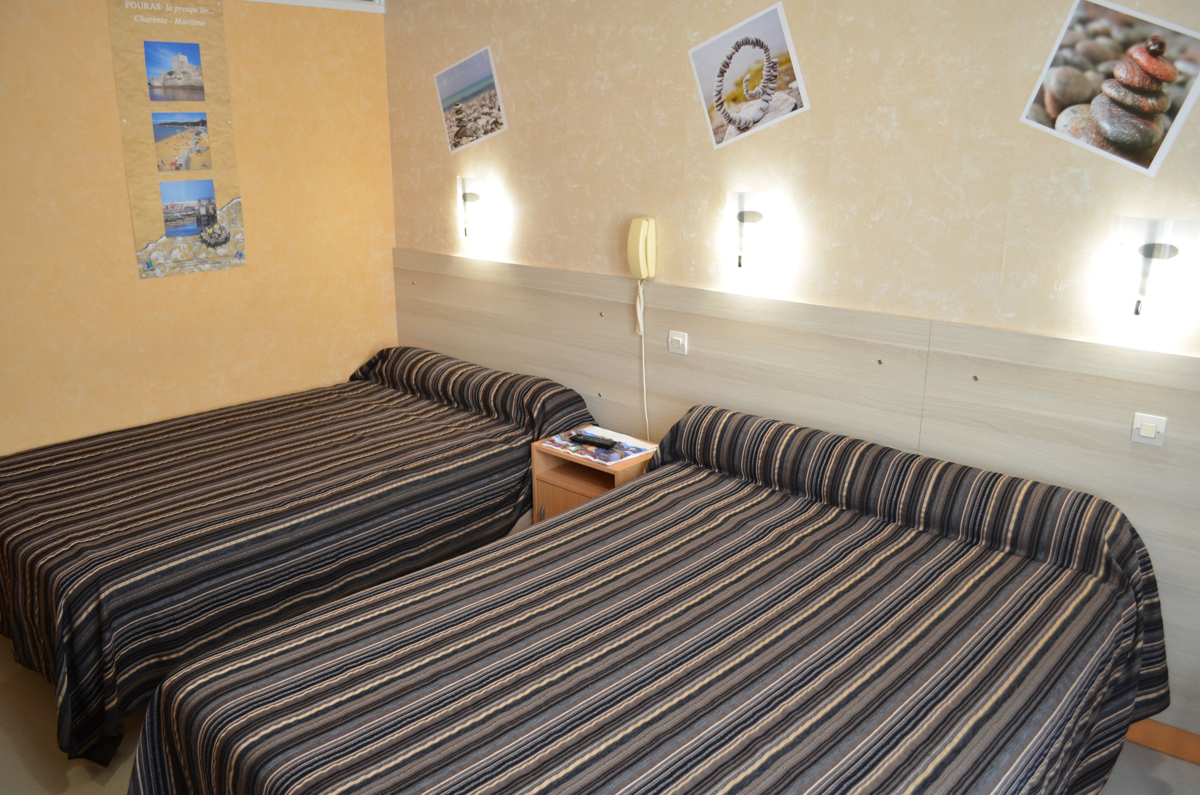 triple room | desk, iron/ironing board, free wifi, bed sheets