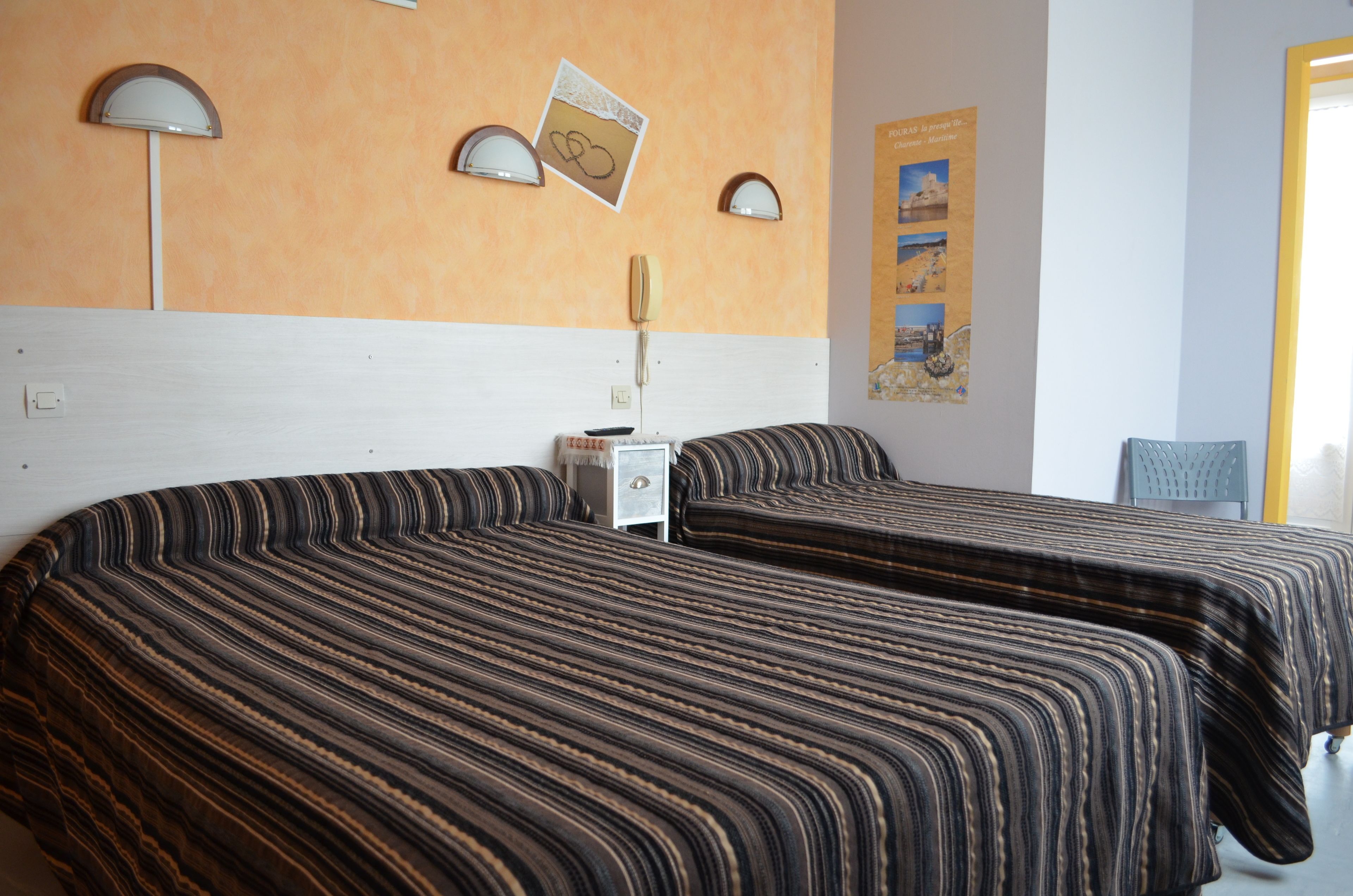 triple room | desk, iron/ironing board, free wifi, bed sheets