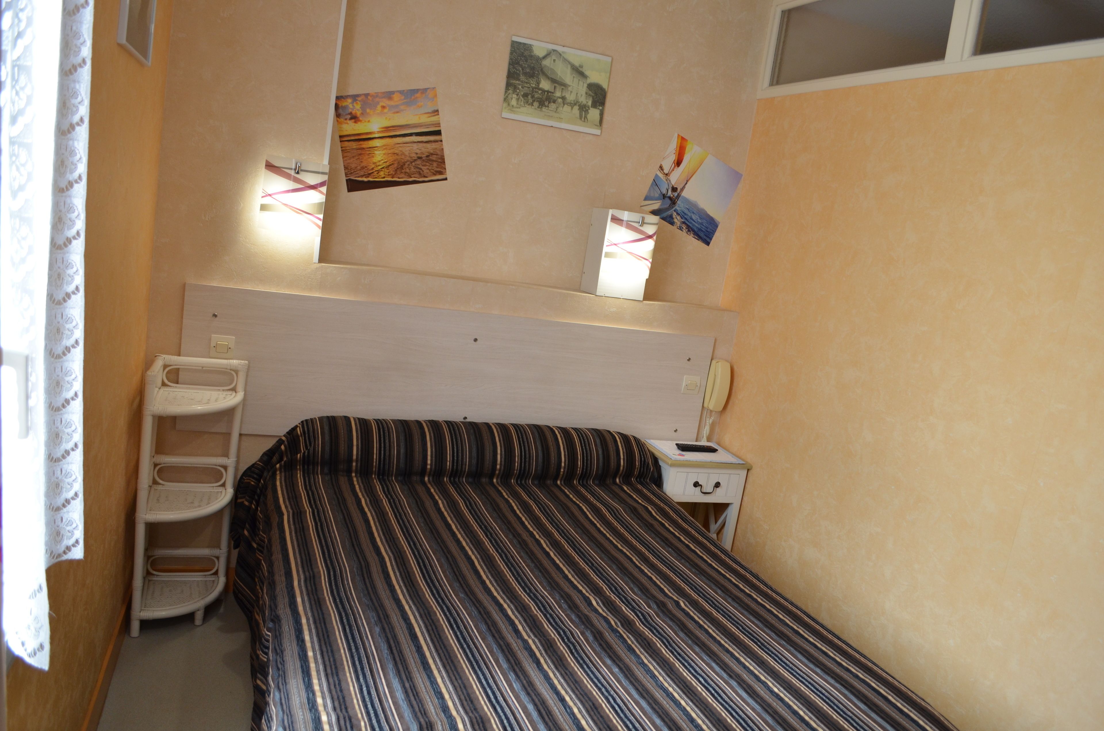single room | desk, iron/ironing board, free wifi, bed sheets