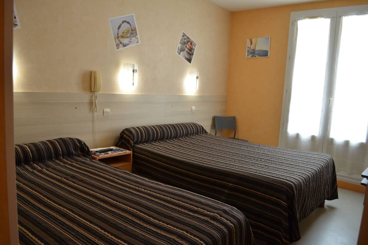 triple room | desk, iron/ironing board, free wifi, bed sheets