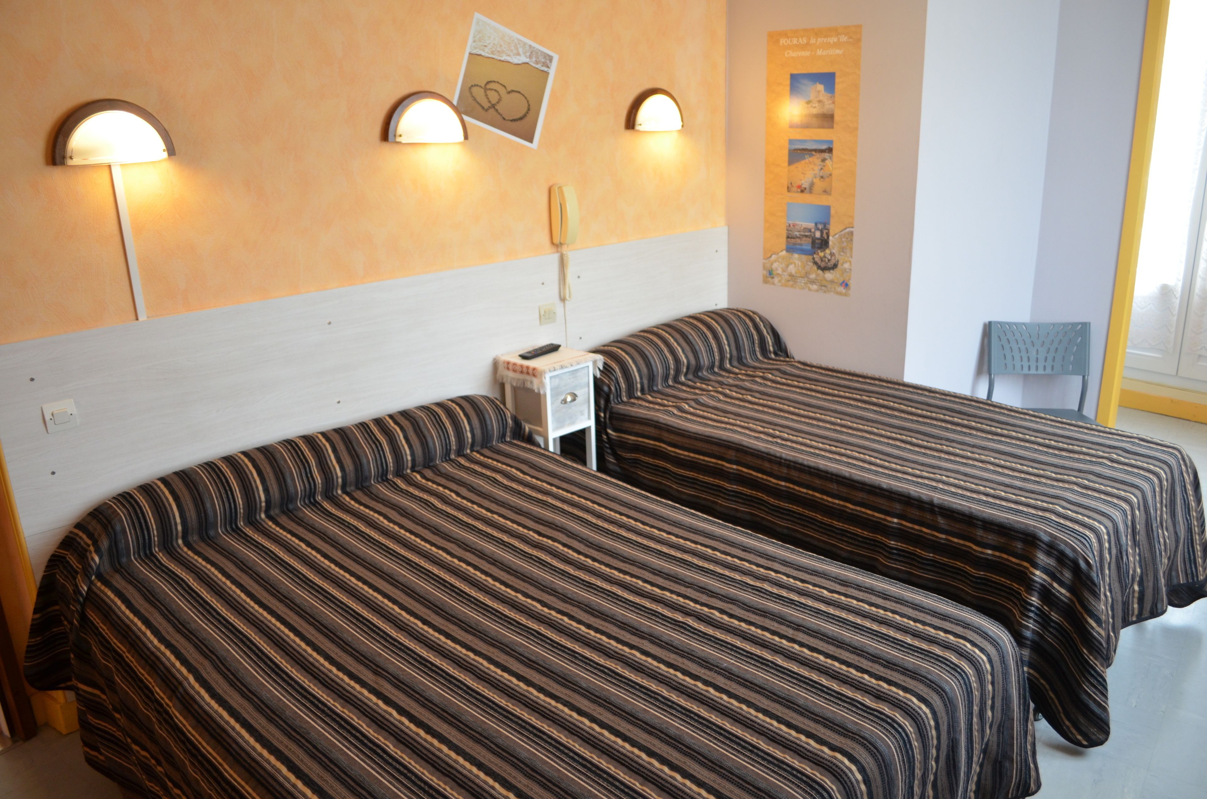 triple room | desk, iron/ironing board, free wifi, bed sheets
