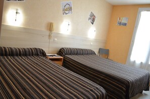 Habitación triple | Escritorio, tabla de planchar con plancha, wifi gratis y ropa de cama