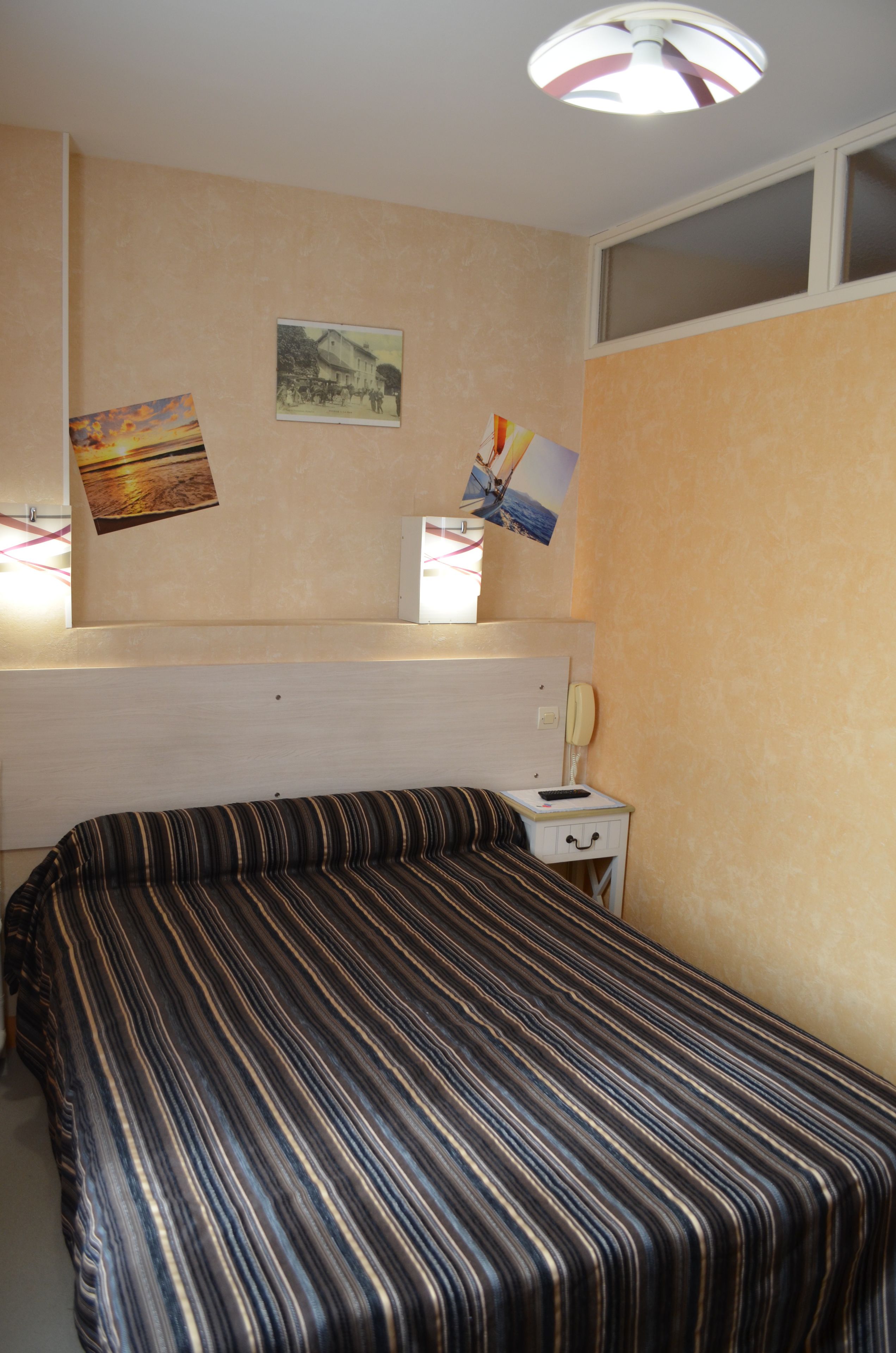 single room | desk, iron/ironing board, free wifi, bed sheets