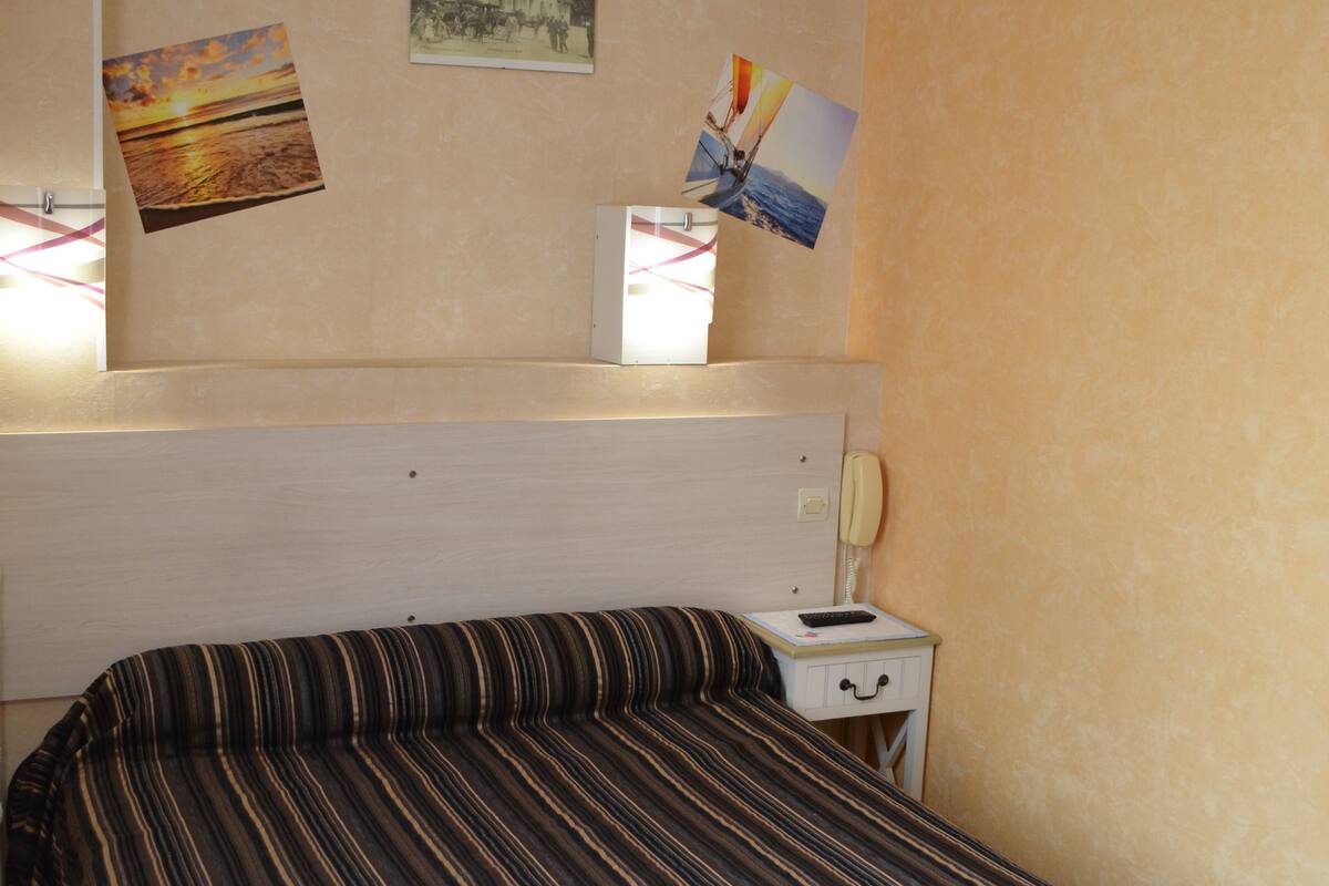 single room | desk, iron/ironing board, free wifi, bed sheets