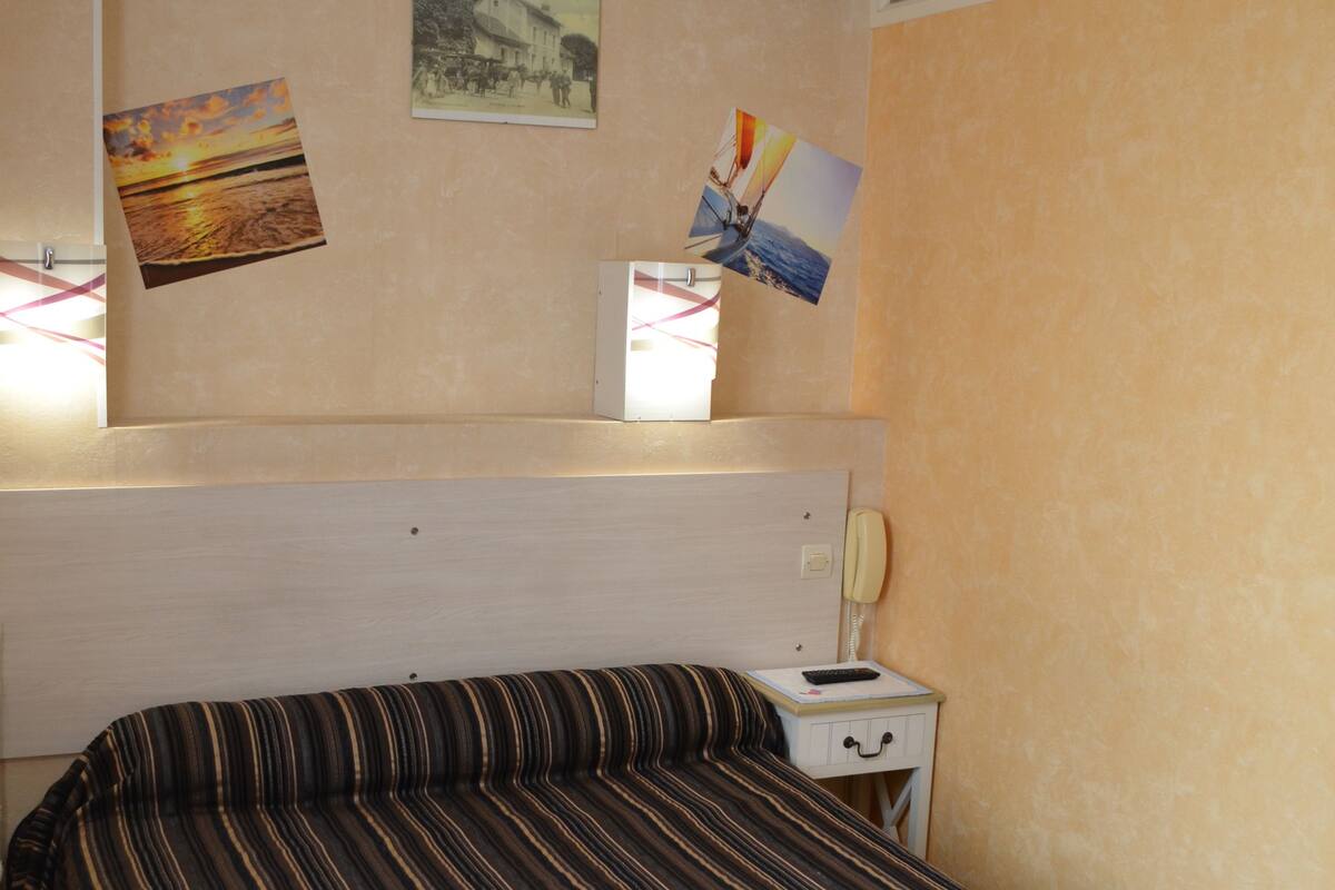 Habitación individual | Escritorio, tabla de planchar con plancha, wifi gratis y ropa de cama