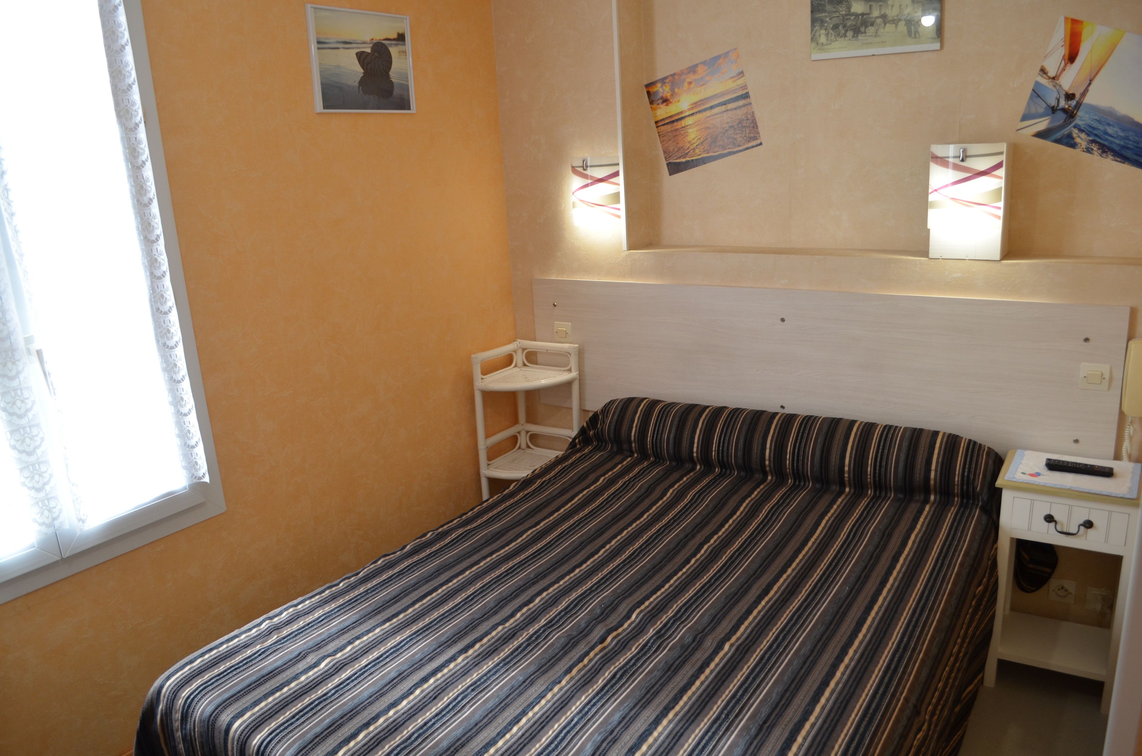 single room | desk, iron/ironing board, free wifi, bed sheets