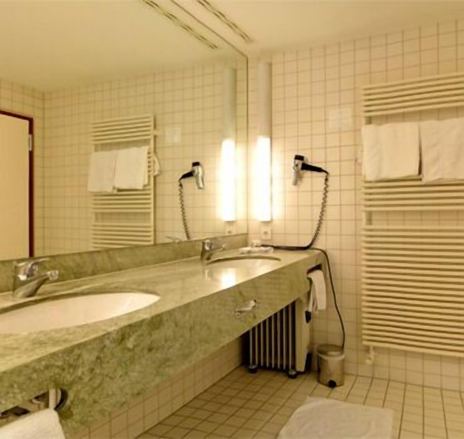 suite | bathroom amenities | shower, free toiletries, towels