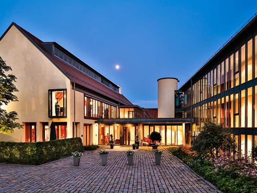 Fachada de la propiedad por la tarde o noche