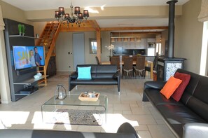 Luxury-Bungalow, 4 Schlafzimmer, Sauna | Wohnzimmer | Fernseher, DVD-Player