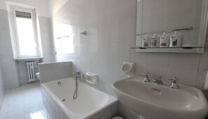 Apartment (2 Bedrooms) | Badezimmer | Duschwanne, Komfortbadewanne, kostenlose Toilettenartikel, Haartrockner