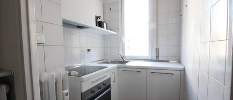 Apartment (2 Bedrooms) | Private kitchen | Fridge, oven, stovetop, dishwasher
