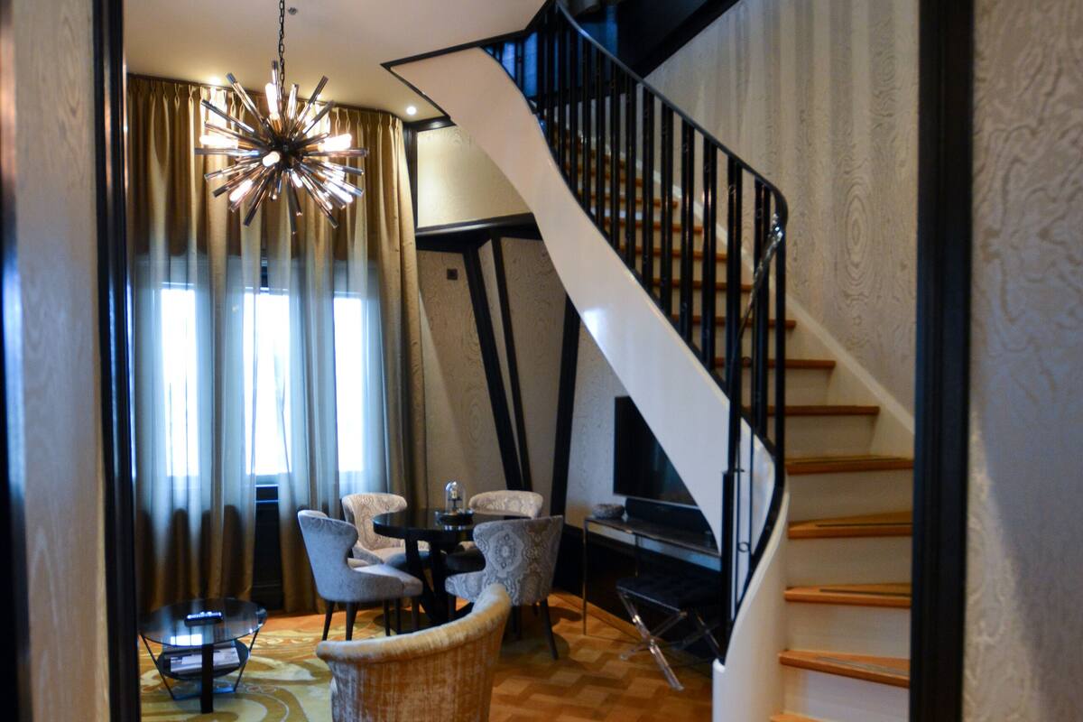 Tower Dream Suite | 高級寢具、免費迷你吧物品、客房內保險箱、書桌