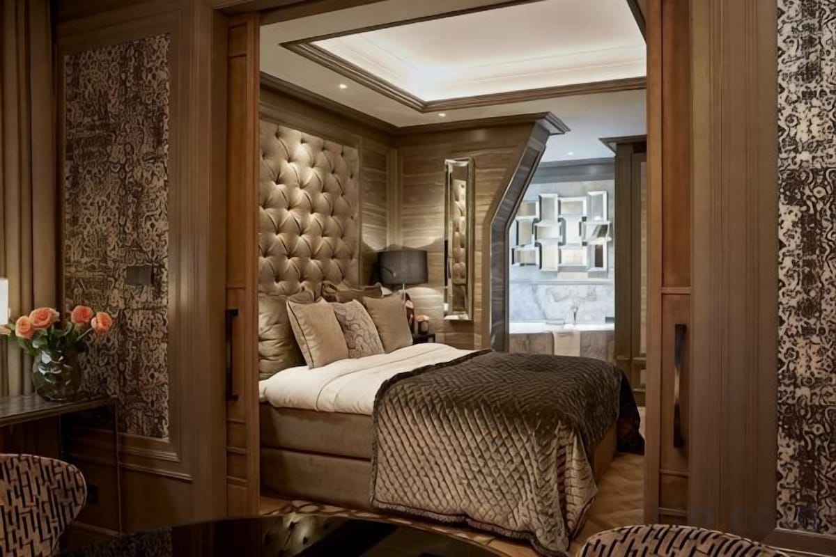 Premium bedding, minibar (some free items), in-room safe, desk