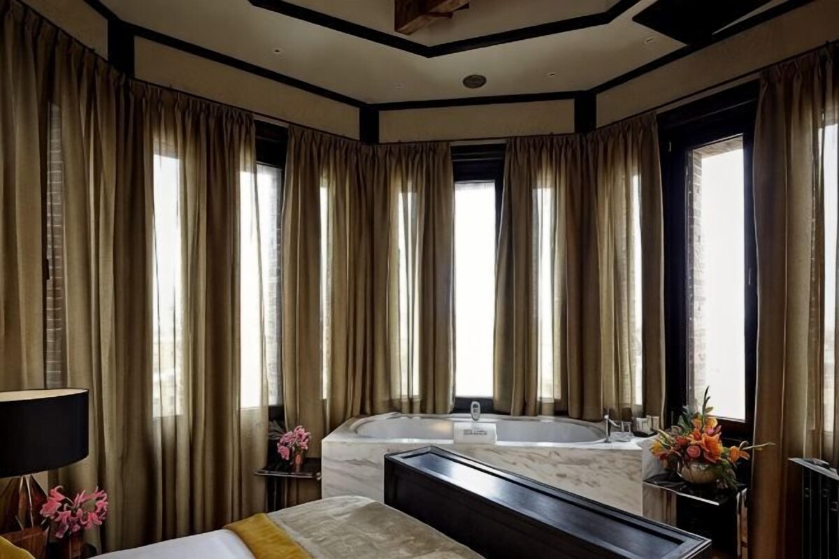 Premium bedding, minibar (some free items), in-room safe, desk
