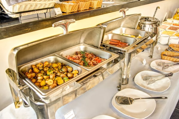 Daily buffet breakfast (RUB 550 per person)