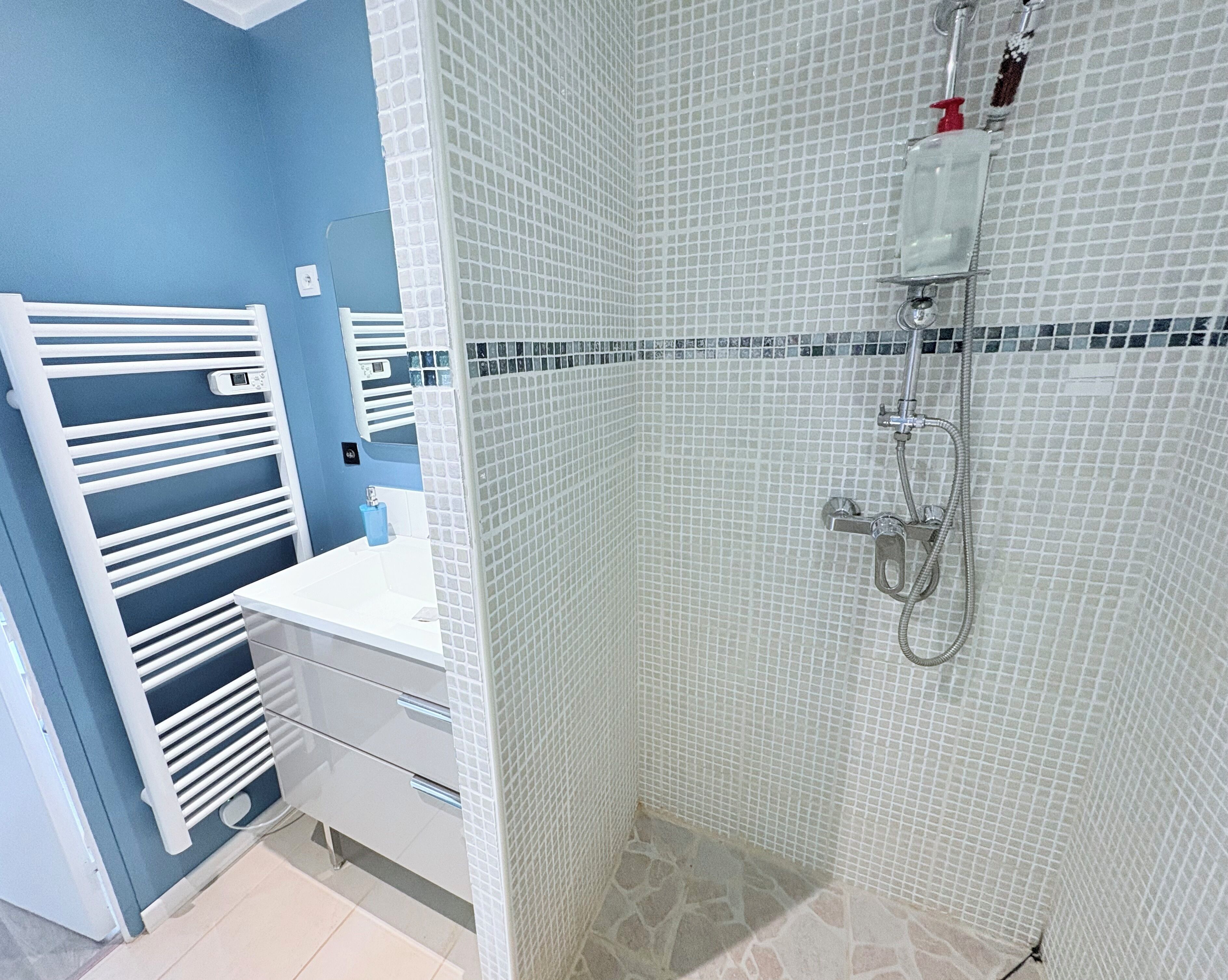 ห้องสวีท (Paul Dubois) | ห้องน้ำ | ฝักบัว, ของใช้ในห้องน้ำฟรี, ไดร์เป่าผม, ผ้าเช็ดตัว