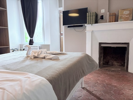 Suite (Paul Dubois) | 1 bedroom, individually decorated, individually furnished, desk