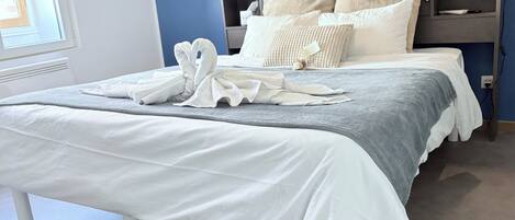 Suite (Camille Claudel) | 1 bedroom, individually decorated, individually furnished, desk