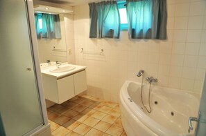 奢华平房, 4 间卧室, 桑拿浴 | 浴室 | 独立的浴缸和淋浴