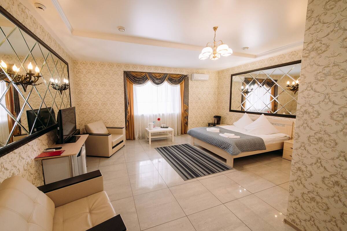 Suite | Minibar, in-room safe, blackout drapes, soundproofing