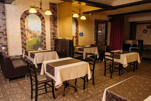 Breakfast, lunch and dinner served - Svoyak Hotel (Ufa)