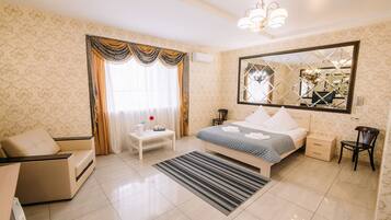 Suite | Minibar, caja de seguridad en la habitación y cortinas blackout