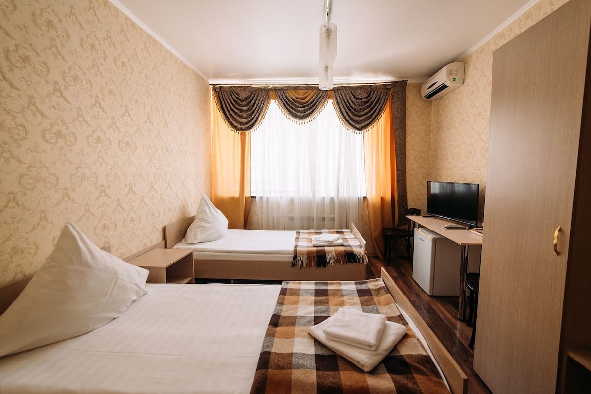 Standard Twin Room | Minibar, in-room safe, blackout drapes, soundproofing