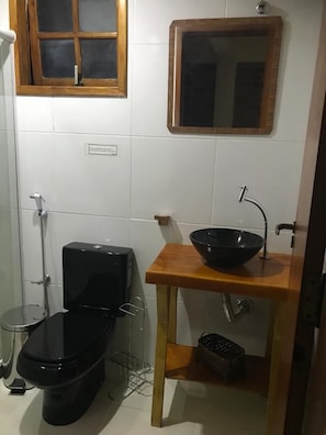 Shower, towels - Pousada Oásis do Barral (Rio de Janeiro)