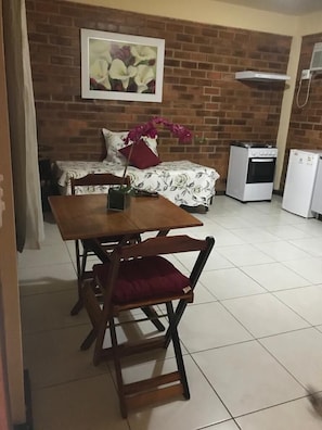 32-inch flat-screen TV with cable channels, LCD TV - Pousada Oásis do Barral (Rio de Janeiro)