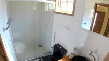 Chuveiro, toalhas de banho