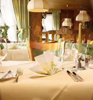 Lunch and dinner served, Regional cuisine - Kaisers Tanne - Premium Alles Inklusive Hotel (Breitnau)