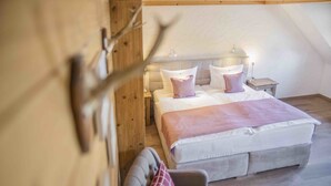 Une chambre à coucher avec un lit, des tables de chevet et une commode.