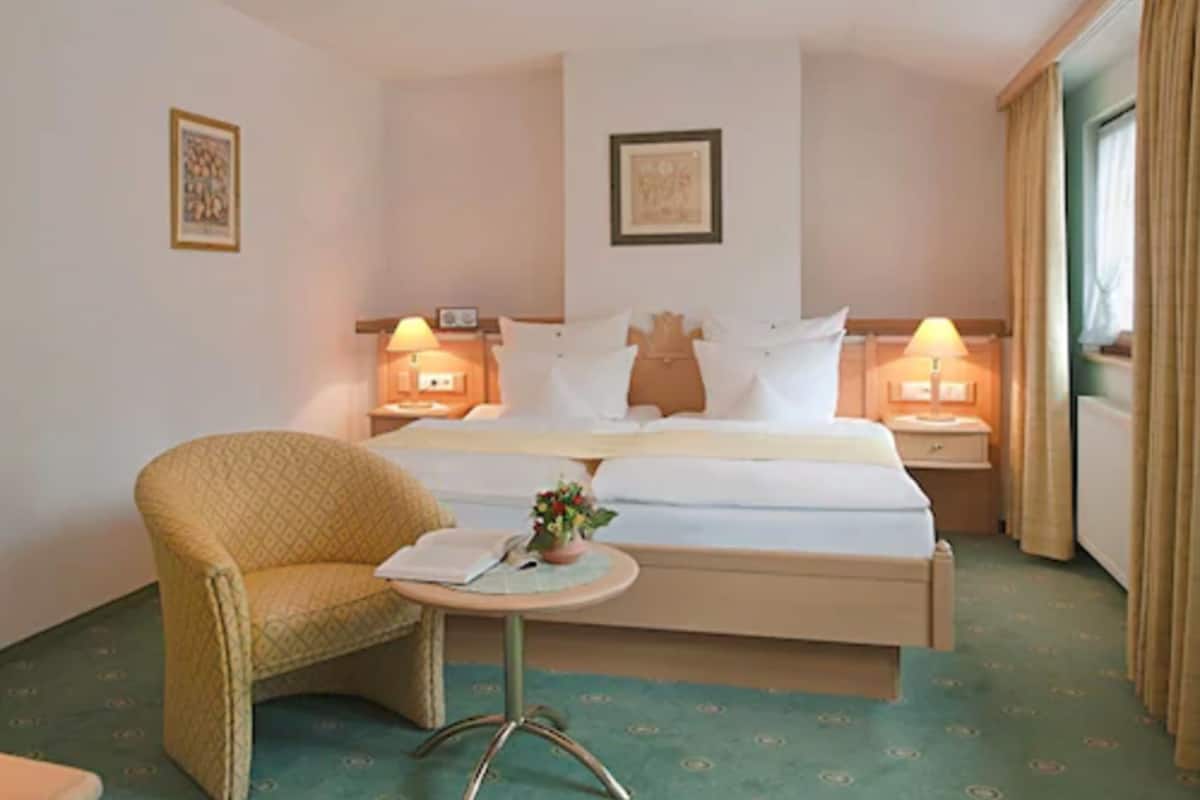 Eenvoudige tweepersoonskamer | Luxe beddengoed, een minibar, een kluis op de kamer, een bureau