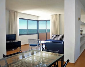 Apartment, 2 Schlafzimmer, Meerblick | Wohnbereich | Flachbildfernseher