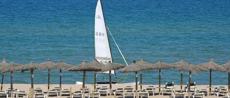 Plage, chaises longues, parasols, serviettes de plage