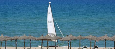 Plage, chaises longues, parasols, serviettes de plage