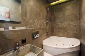 Quarto casal luxo, 1 cama Queen | Banheiro | Secador de cabelo, toalhas de banho