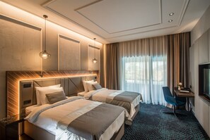 Habitación Deluxe con 2 camas individuales, balcón | Minibar, caja de seguridad en la habitación y escritorio 