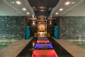 Behandelingskamers voor koppels, een sauna, een bubbelbad, een stoombad