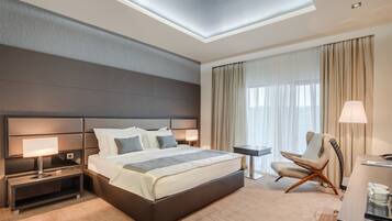 Executive enkelrum - balkong - utsikt mot poolen | Minibar, vÀrdeförvaringsskÄp pÄ rummet och skrivbord