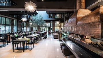 Café da manhã, almoço e jantar; local e internacional