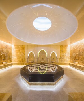 Salas de tratamiento para parejas, sauna y tina de hidromasaje 